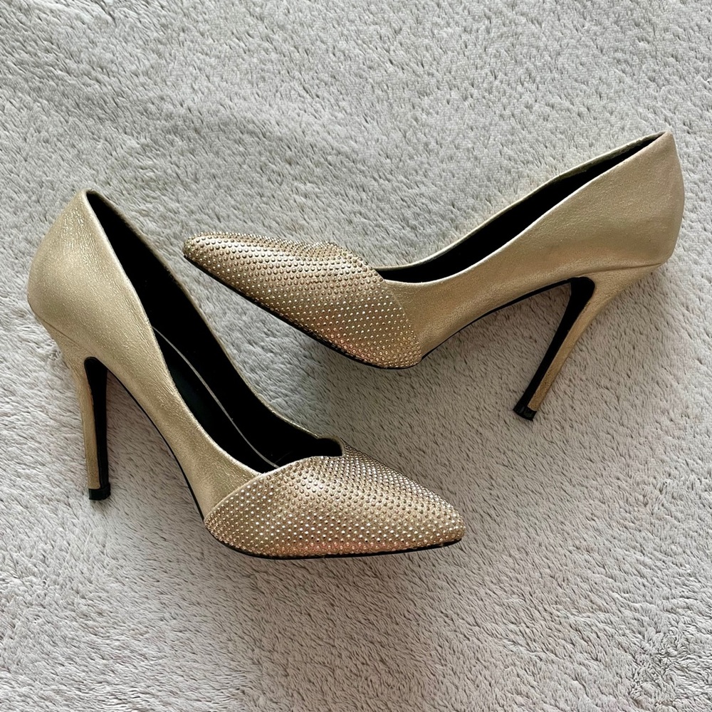 Closed toe heels (gold)